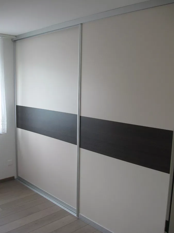 6-schiebefront-schrank-mit-kontraststreifen